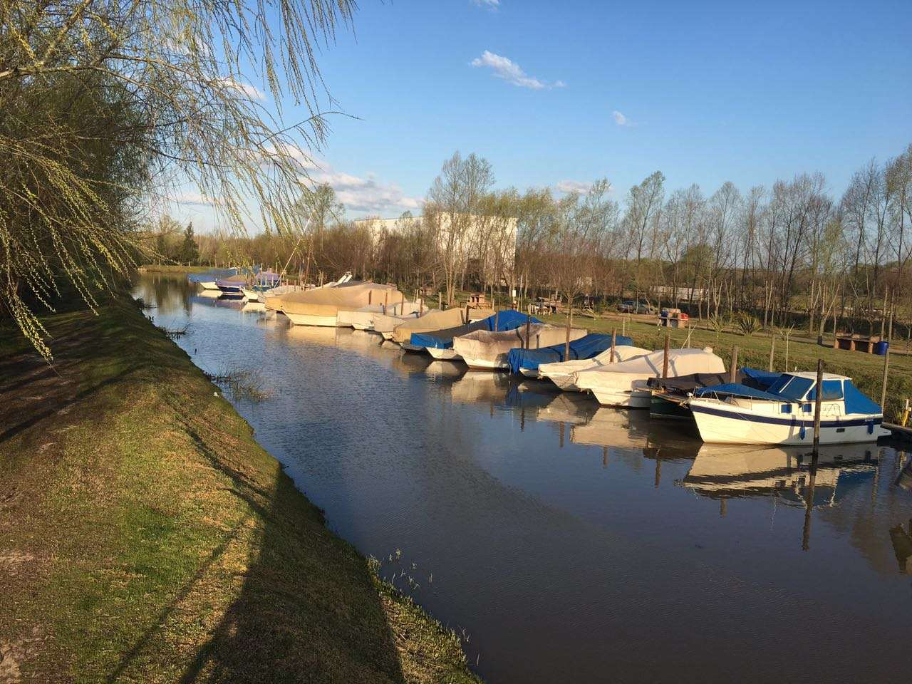 Embarcaciones amarradas sobre el Arroyo Correntino en Puerto Escondido